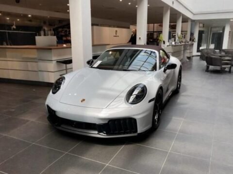 Rent Porsche 992 Carrera 4 GTS